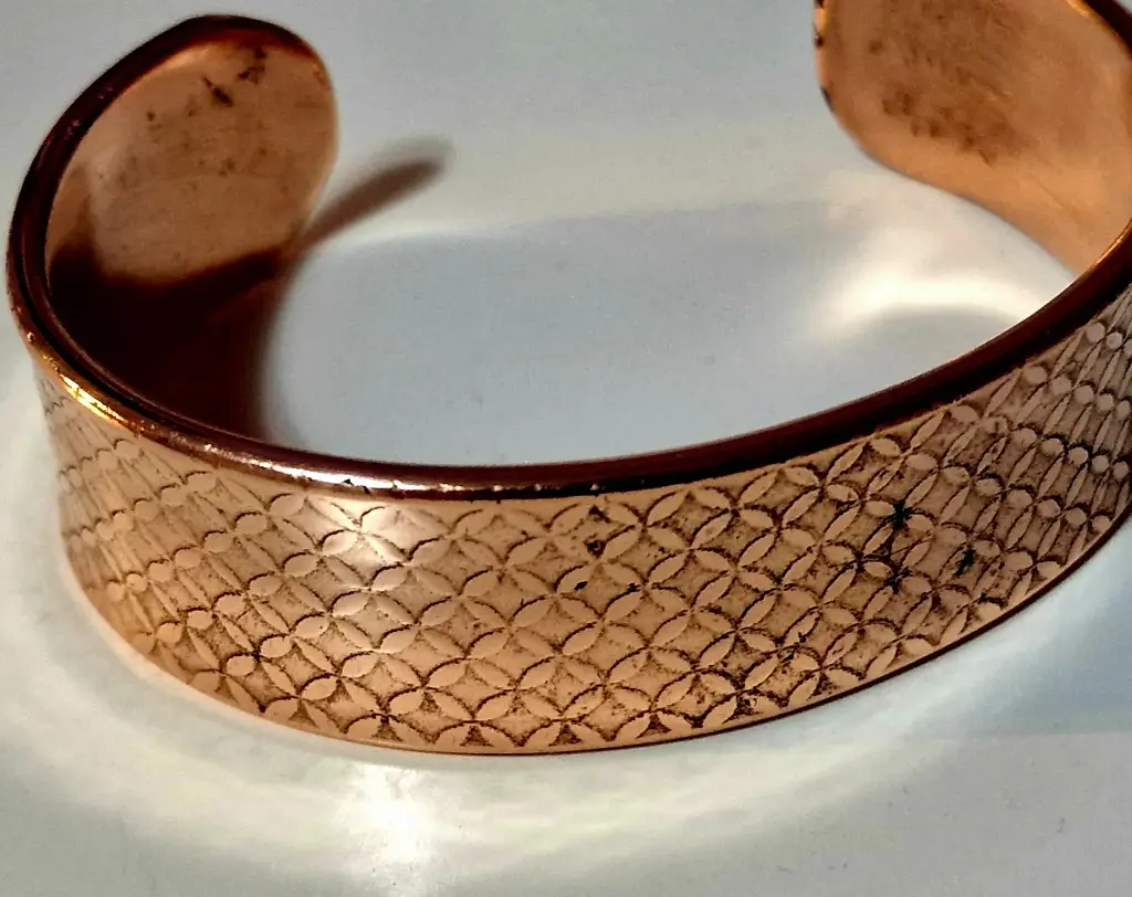 Bracelet manchette en cuivre – motif écaille gravé, finition chaleureuse