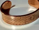 Bracelet manchette en cuivre – motif écaille gravé, finition chaleureuse
