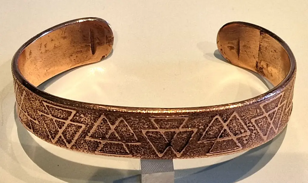 Bracelet manchette en cuivre – motif géométrique triangulaire, finition vieilli