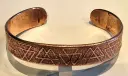 Bracelet manchette en cuivre – motif géométrique triangulaire, finition vieilli