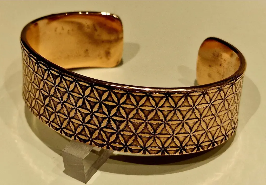 Bracelet manchette en cuivre – motif fleur de vie, relief profond (165mm)
