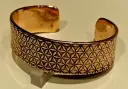 Bracelet manchette en cuivre – motif fleur de vie, relief profond