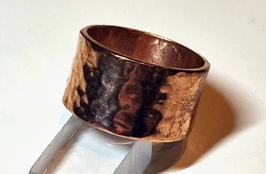 Bague large “Atlas” – cuivre ou laiton, martelage artisanal