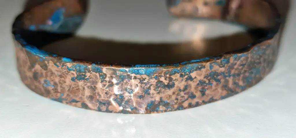 Bracelet manchette “Patina Blue” – cuivre martelé, effet turquoise