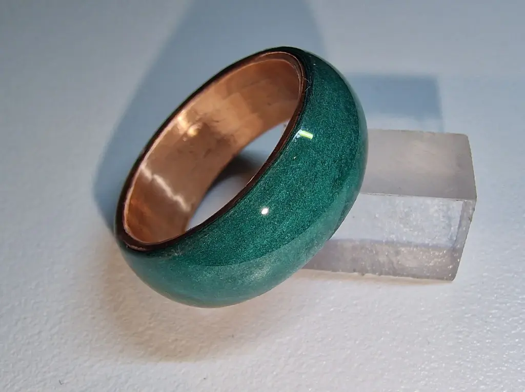 Bague en cuivre ou laiton – support vert métallisé peint à la main, scellé sous résine