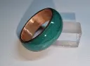 Bague en cuivre ou laiton – support vert métallisé peint à la main, scellé sous résine