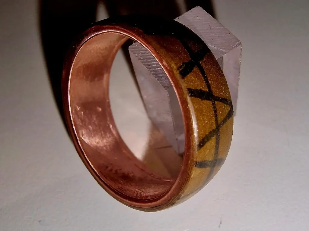 Bague en cuivre ou laiton – support peint à la main, motifs symboliques scellés sous résine