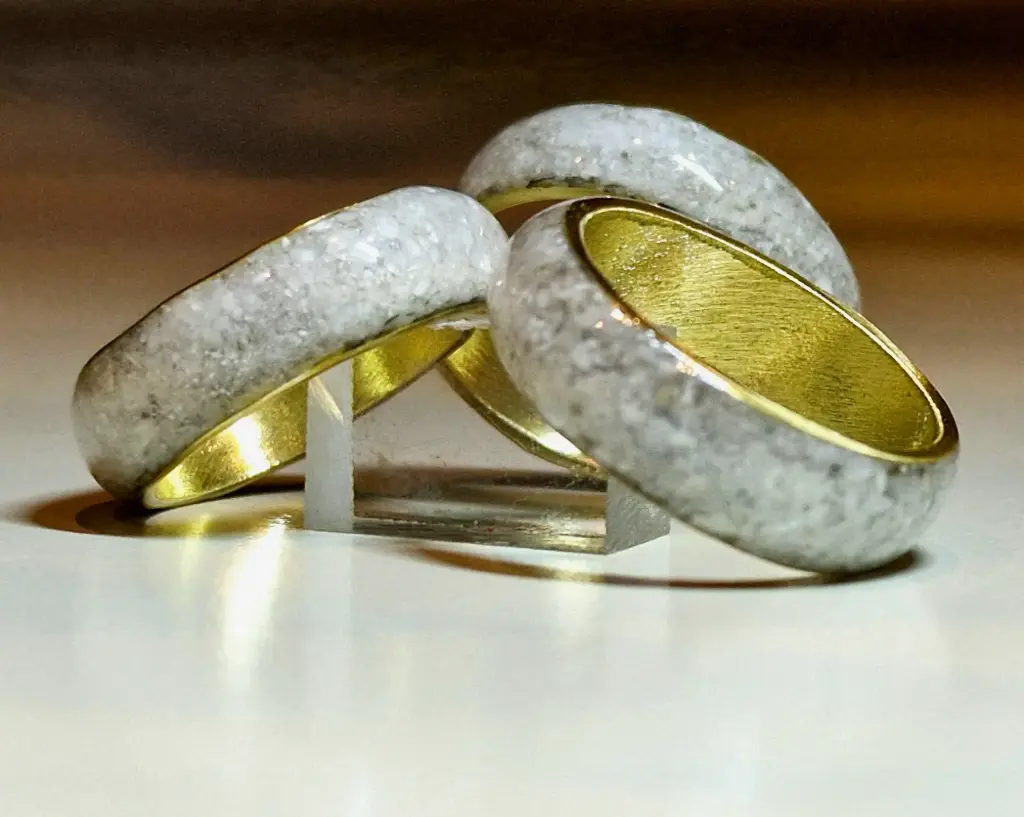 Bague en cuivre ou laiton – nacre d’huître de Bretagne concassée, scellée sous résine