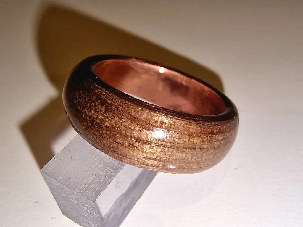 Bague en cuivre ou laiton – ceinture de bois de noyer encapsulée sous résine