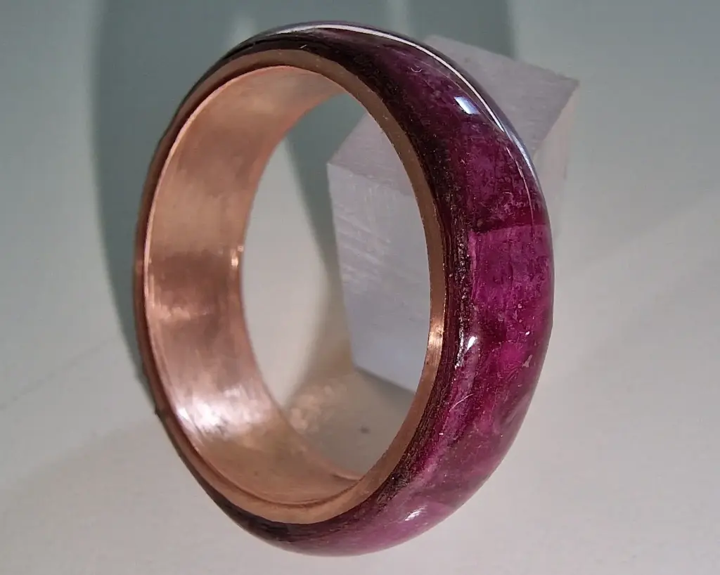 Bague pétales de rose sous résine – monture cuivre ou laiton