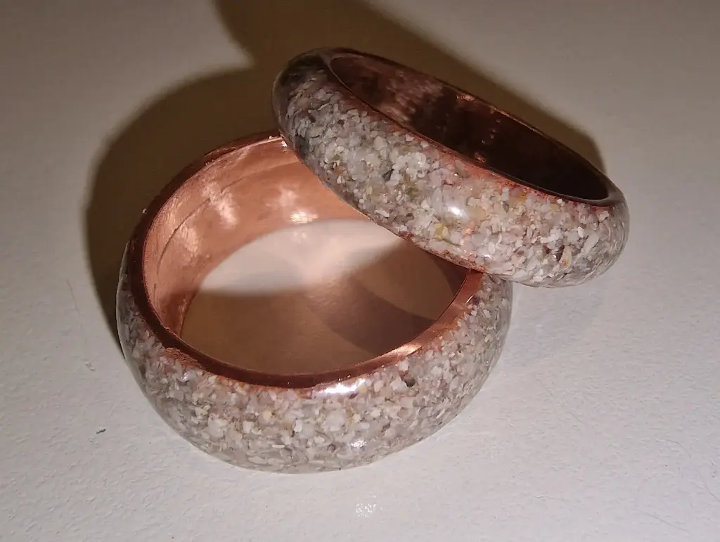 Bague “Sable de Bretagne” sous résine – monture cuivre ou laiton