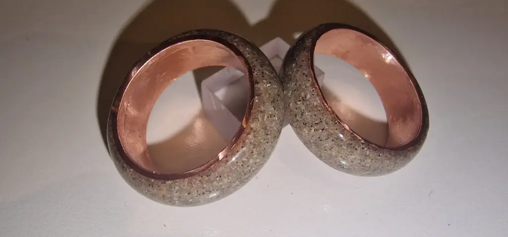 Bague “Sable de Normandie” sous résine – monture cuivre ou laiton