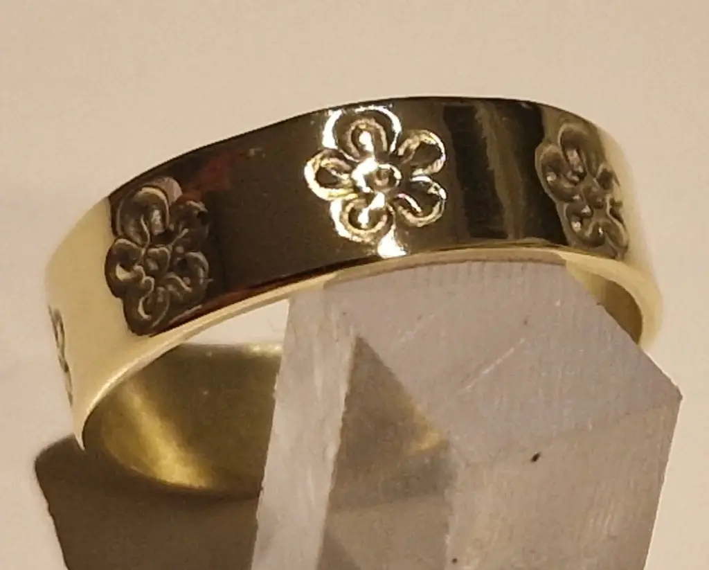 Bague en cuivre ou laiton – anneau étampé de 8 fleurs