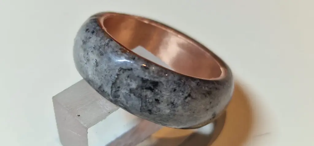 Bague “Charbon” – cuivre ou laiton, dôme avec cendre encapsulée