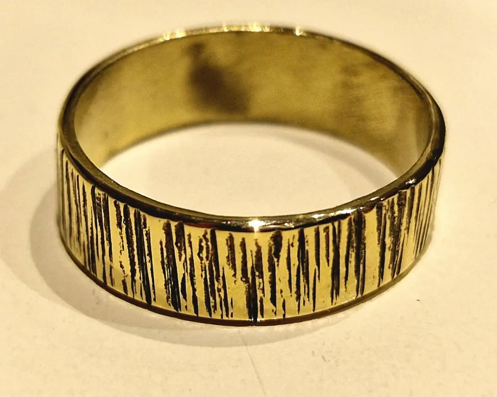 Bague martelée en cuivre ou laiton – texture rainurée brillante