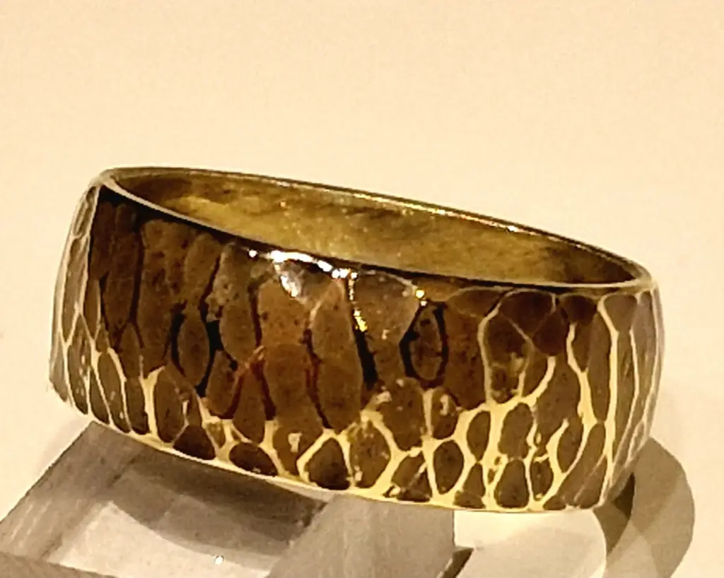 Bague martelée en cuivre ou laiton – effet galets patinés