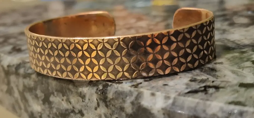 Bracelet manchette en cuivre gravé à l’acide – motif géométrique