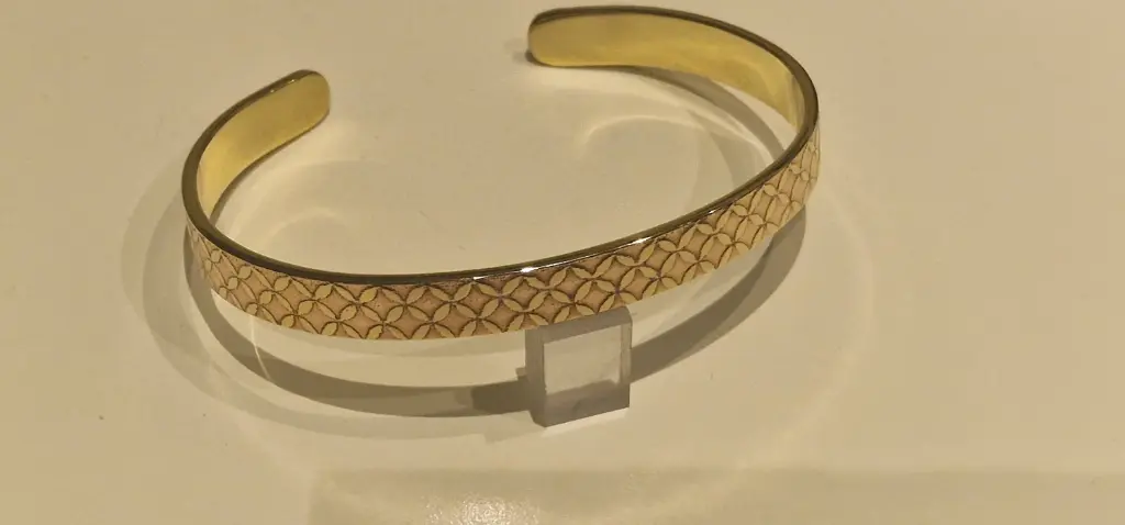 Bracelet fin en laiton gravé – manchette délicate motif écaille