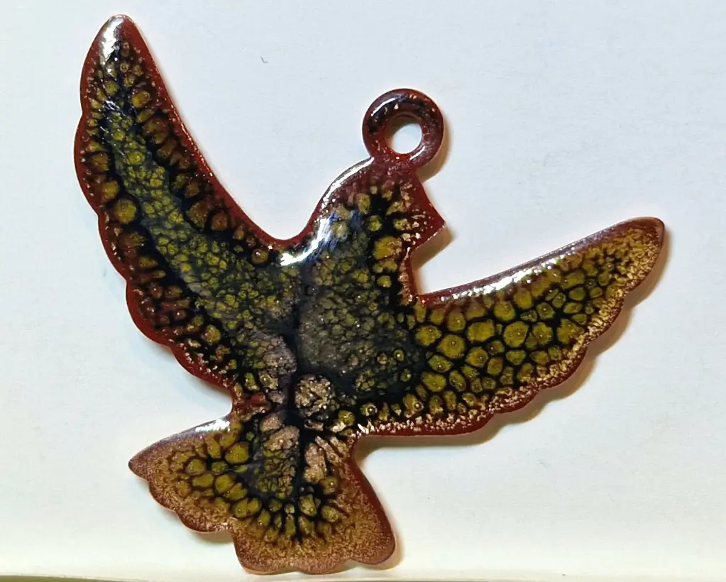Pendentif oiseau en cuivre émaillé – moucheté olive & brun