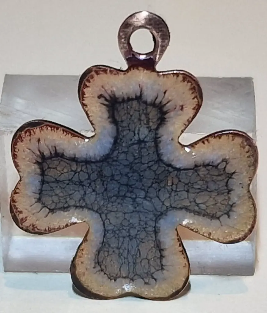 Pendentif trèfle/quatrefeuille en cuivre émaillé – gris craquelé & bord doré-brun