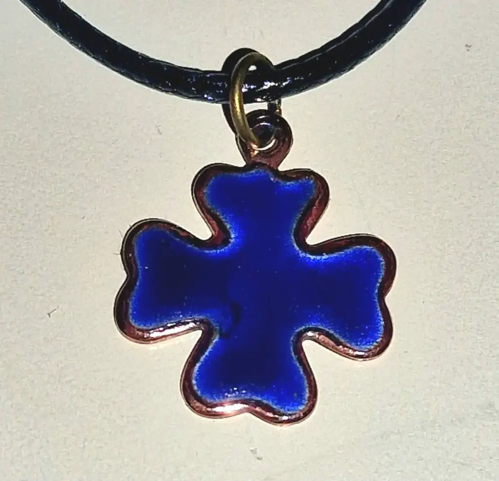 Pendentif quatrefeuille en cuivre émaillé – bleu roi