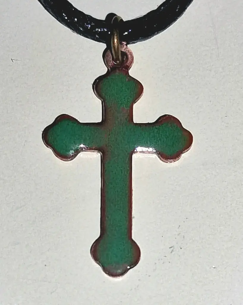Pendentif croix en cuivre émaillé – vert profond, liseré cuivre