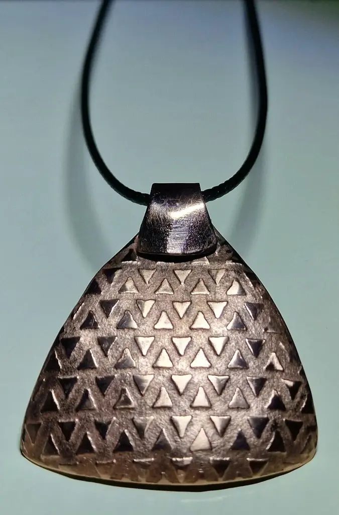 Pendentif “Triangulum” – cuivre texturé, patine profonde sur cordon noir
