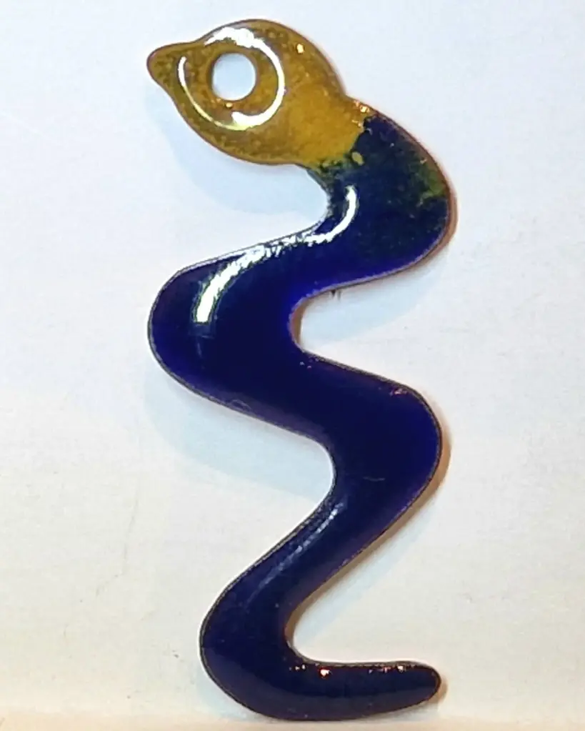 Pendentif serpent en cuivre émaillé – bleu nuit & doré