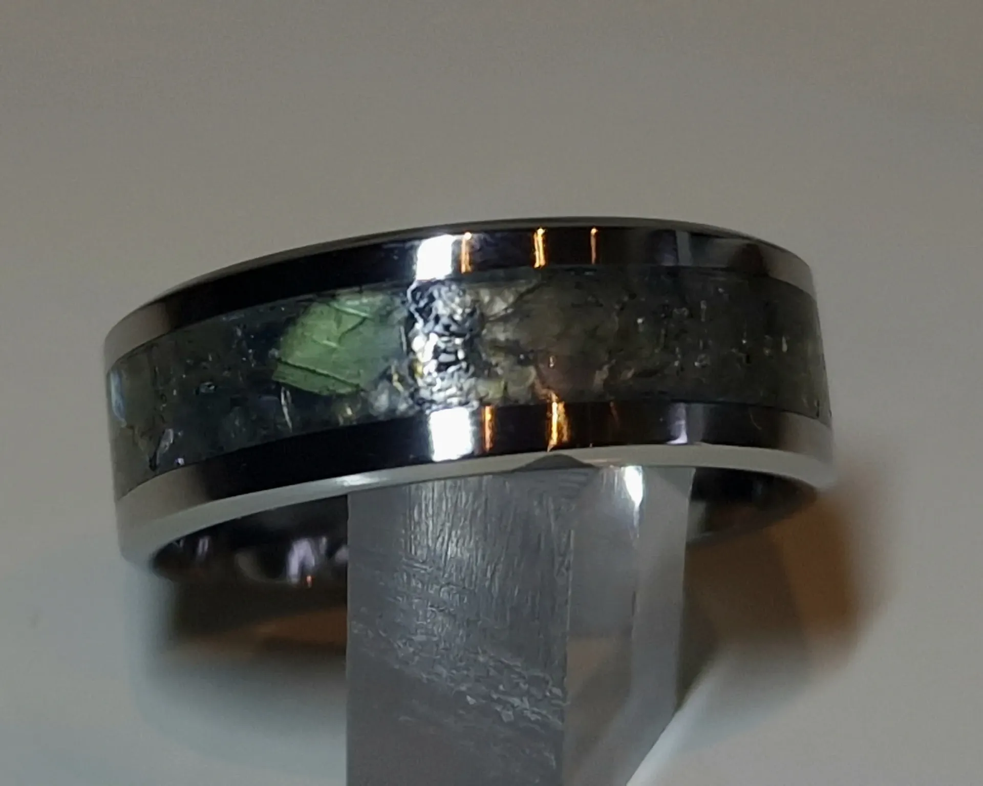 Bague en acier et labradorite – Éclat Boréal