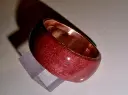 Bague rouge éclatante qui attire tous les regards