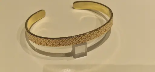 Bracelet fin en laiton gravé – manchette délicate motif écaille