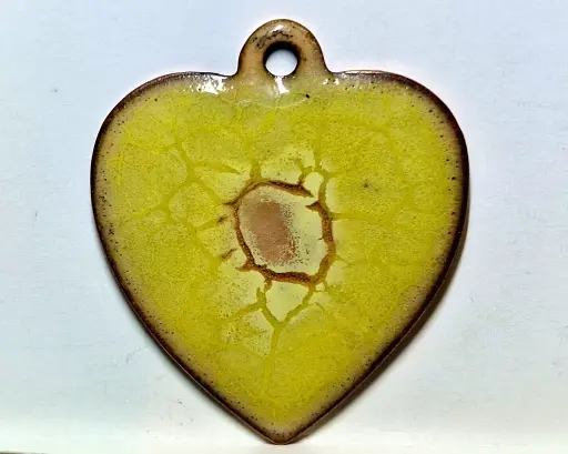 Pendentif cœur en cuivre émaillé – jaune craquelé
