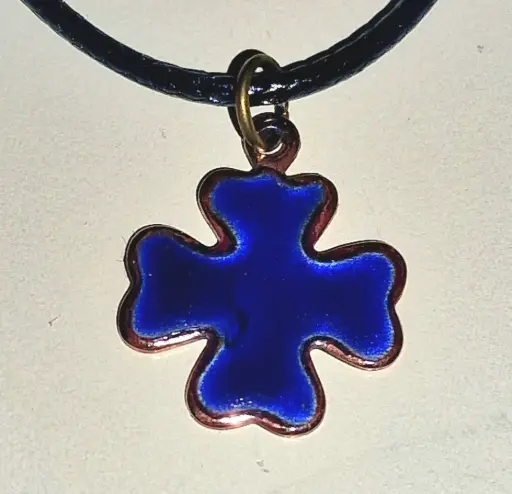 Pendentif quatrefeuille en cuivre émaillé – bleu roi