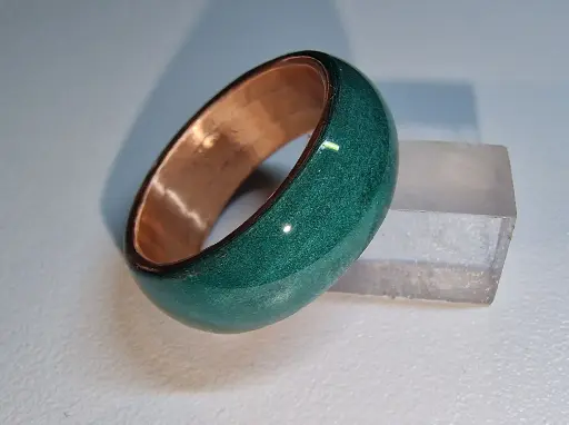 Bague en cuivre ou laiton – support vert métallisé peint à la main, scellé sous résine