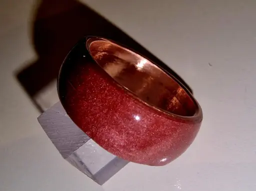 Bague en cuivre ou laiton – support rouge peint à la main, scellé sous résine