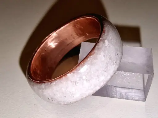 Bague délicatement ornée de nacre d'huître, ajoutant une touche d'élégance à votre style