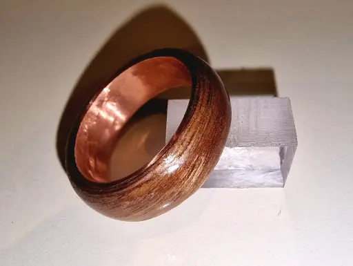 Bague en cuivre ou laiton – ceinture de bois de cerisier encapsulée sous résine