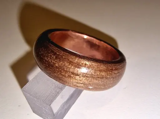 Bague en cuivre ou laiton – ceinture de bois de noyer encapsulée sous résine