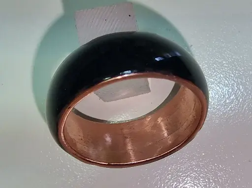 Bague en cuivre ou laiton – ceinture de charbon concassé encapsulée sous résine