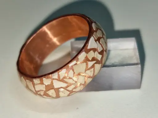 Bague incrustée de calcaire