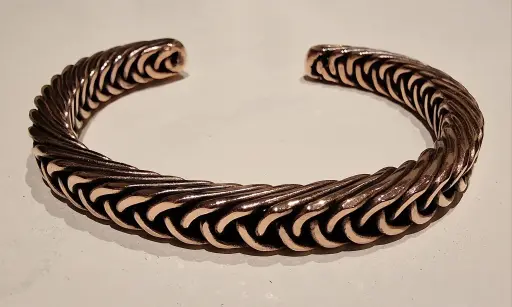 Bracelet manchette en cuivre – tresse sculptée, relief profond