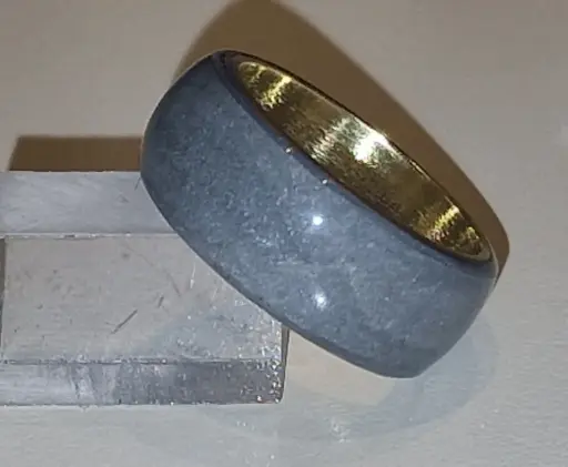 Bague en cuivre ou laiton – support gris métallique peint à la main, scellé sous résine