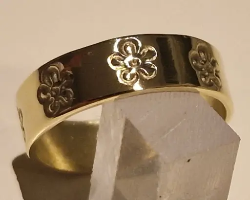 Bague en cuivre ou laiton – anneau étampé de 8 fleurs
