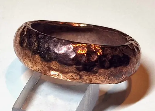 Bague bombée “Forge” – cuivre ou laiton, martelage artisanal