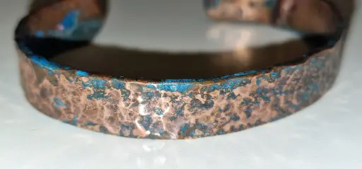 Bracelet manchette “Patina Blue” – cuivre martelé, effet turquoise