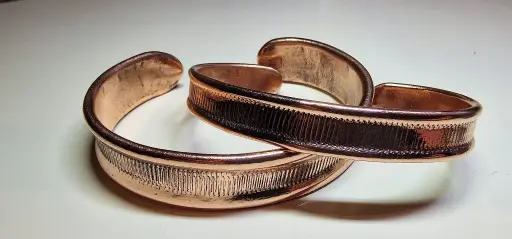Bracelet manchette “Lignée” – cuivre, stries fines et patine contrastée