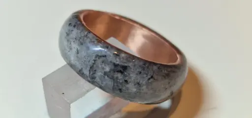 Bague “Charbon” – cuivre ou laiton, dôme avec cendre encapsulée
